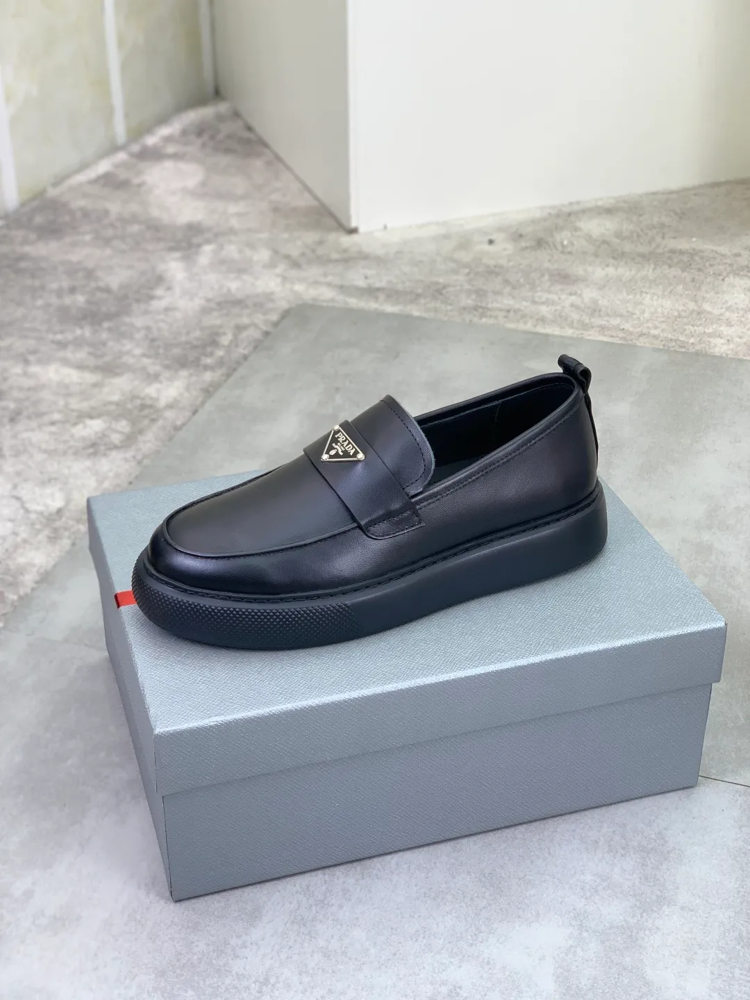 Men's Men's Shoes 💰P560 💰【New Style】 The latest model of high-quality PRADA classic men's shoes has been launched on the official website in 1:1 copy, synchronized in Hong Kong and on the same catwalk; all made of calfskin➕imported cowhide lining, 🍡🍡original rubber outsole, non-slip and wear-resistant; comfortable on the feet, attractive style, fine workmanship, and simple and neat shoe lasts, showing the courage and toughness of men, 👍sizes 38 to 44 (45 can be customized) black and white Blue color🉑️choose